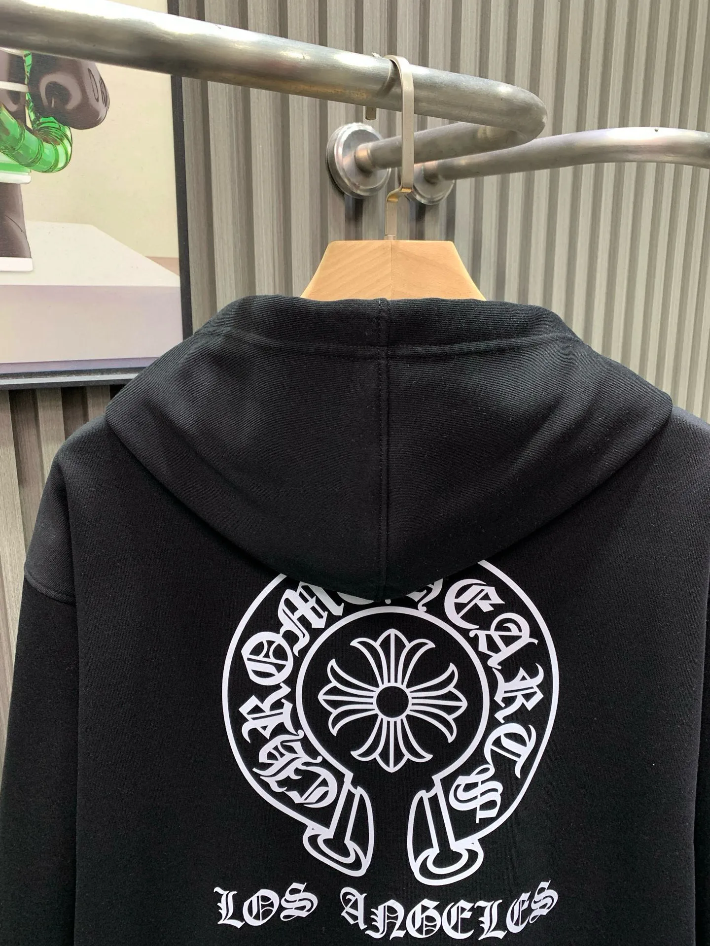 🅿️300 🀄️ Chrome Hearts Chrome Hearts Chrome New York City limited zipper jacket. Purchased and developed on the official website at 7999. 400 grams of pure cotton➕silver fox velvet. The fabric is made of 400 grams of thin velvet coarse fish scale fabric. The printing is based on the original version and is printed with hand glue. The finished product is brushed and washed to shape. It feels excellent. Real antique silver and aged chain heads. The overall routing is straight and delicate. The fabric is comfortable and soft. The color is consistent and has no color difference. Can be matched with the same style to create a fashionable look, suitable for various occasions. Customized accessories. Complete with three standards. Same style for men and women.